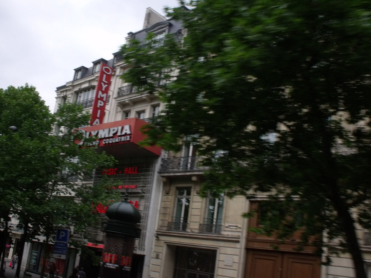 Moulin Rouge — Noite no Cabaré Histórico de Paris