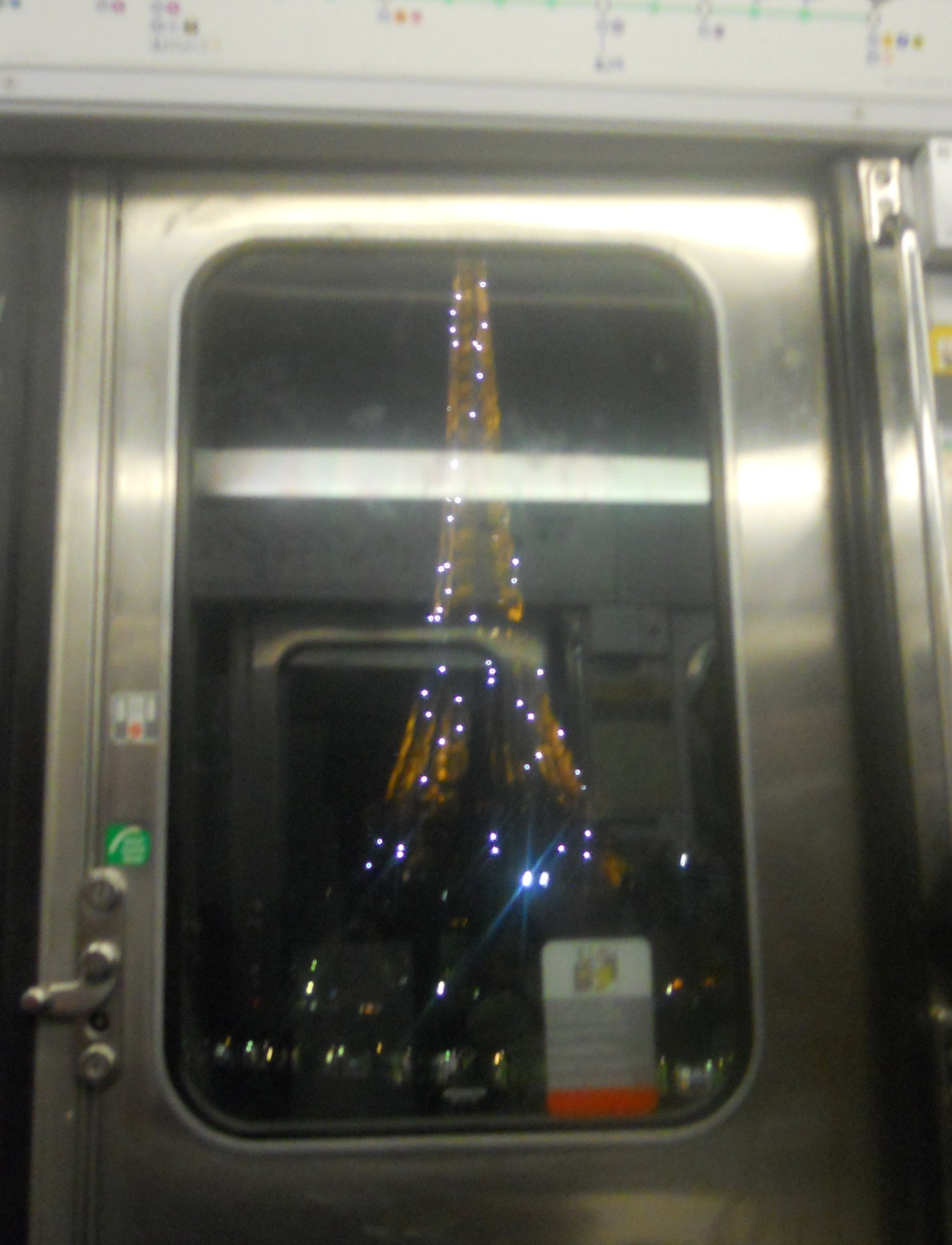 Paris Iluminada — Passeio Noturno com Show de Luzes