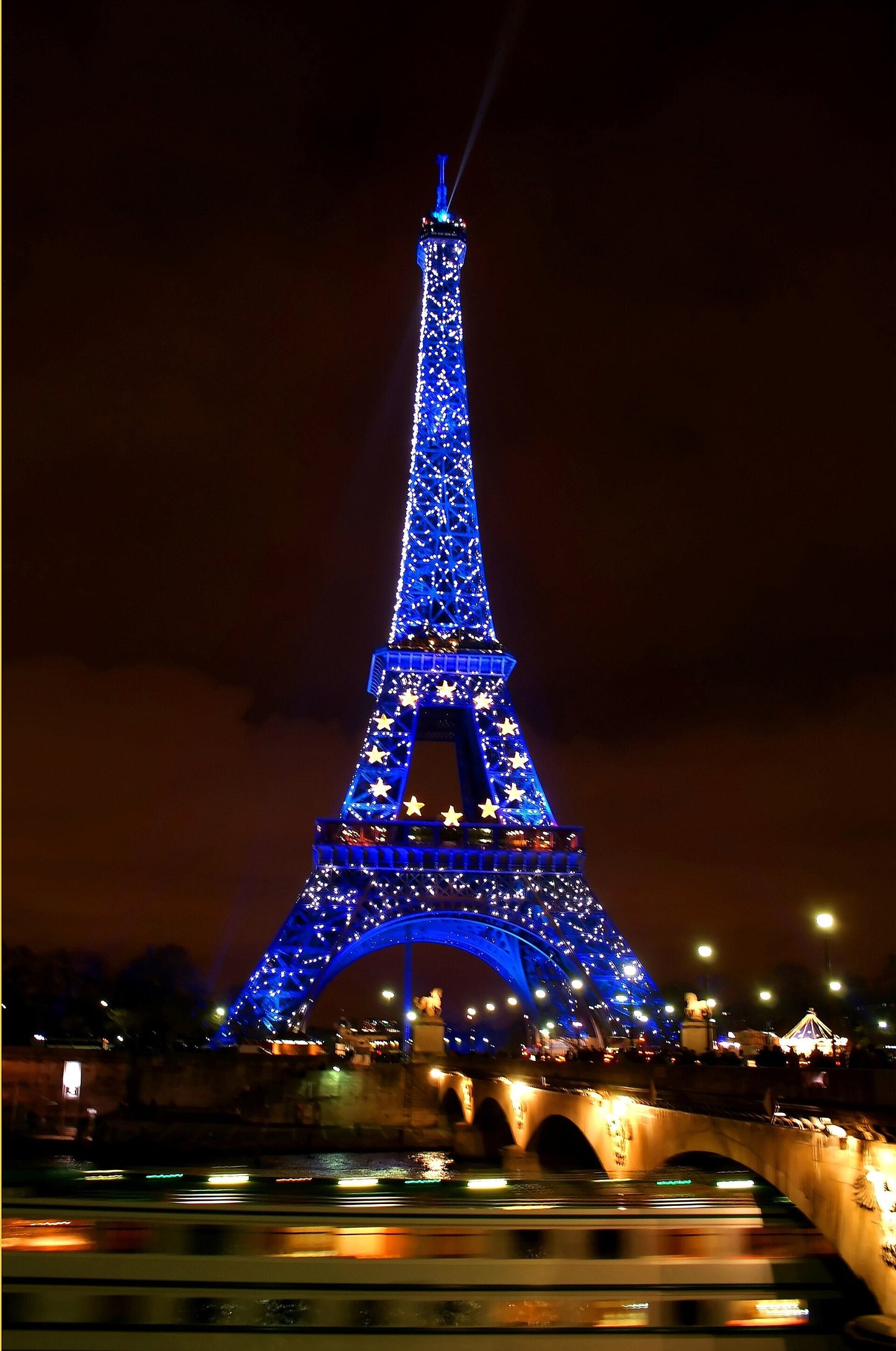 Paris Iluminada — Passeio Noturno com Show de Luzes